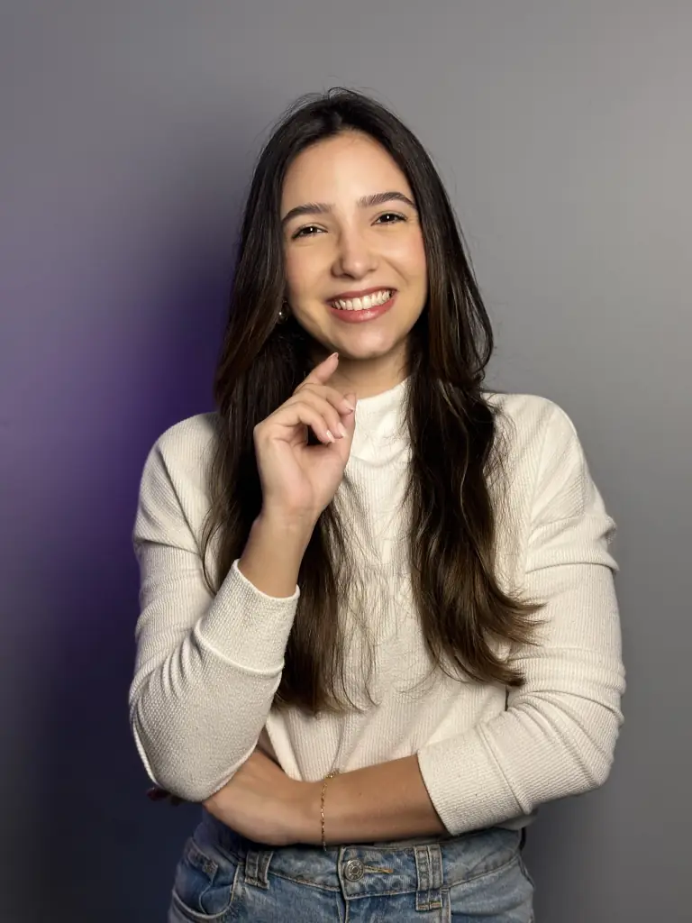 Bruna Boave, psicóloga e neuropsicóloga, sorrindo para a câmera